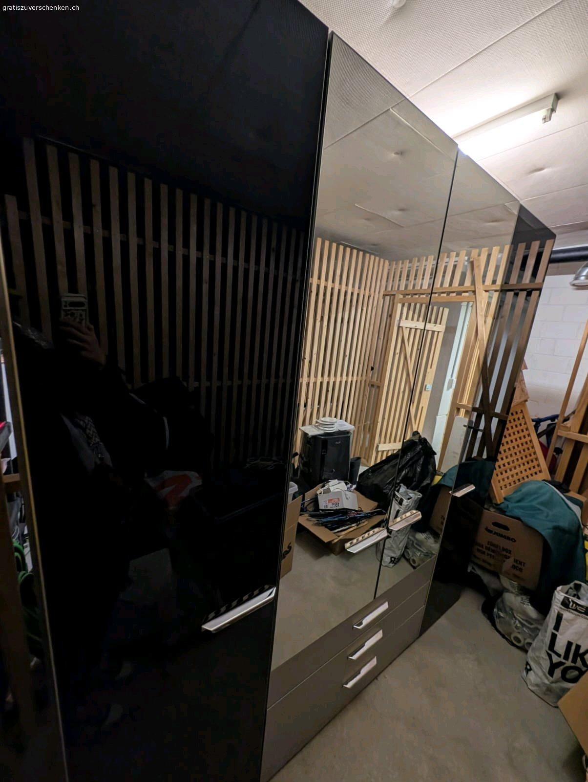 Gratis Schrank zu verschenken. Ist in einem guten Zustand. Einzig einige Kratzer an der Schublade.

Muss bis zum 28. April abgeholt werden