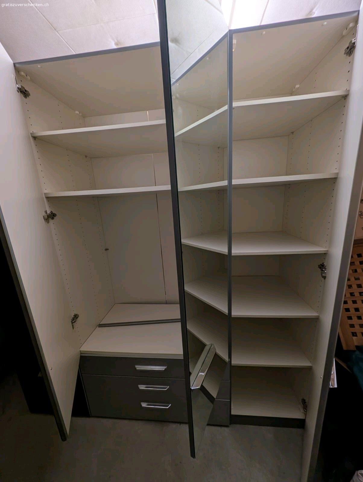 Gratis Schrank zu verschenken. Ist in einem guten Zustand. Einzig einige Kratzer an der Schublade.

Muss bis zum 28. April abgeholt werden