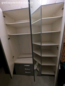 Gratis Schrank zu verschenken. Ist in einem guten Zustand. Einzig einige Kratzer an der Schublade.

Muss bis zum 28. April abgeholt werden