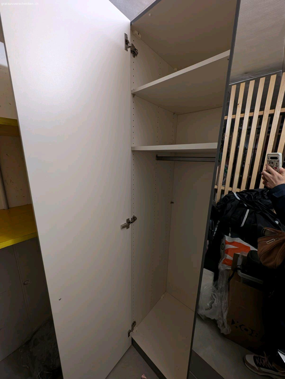 Gratis Schrank zu verschenken. Ist in einem guten Zustand. Einzig einige Kratzer an der Schublade.

Muss bis zum 28. April abgeholt werden