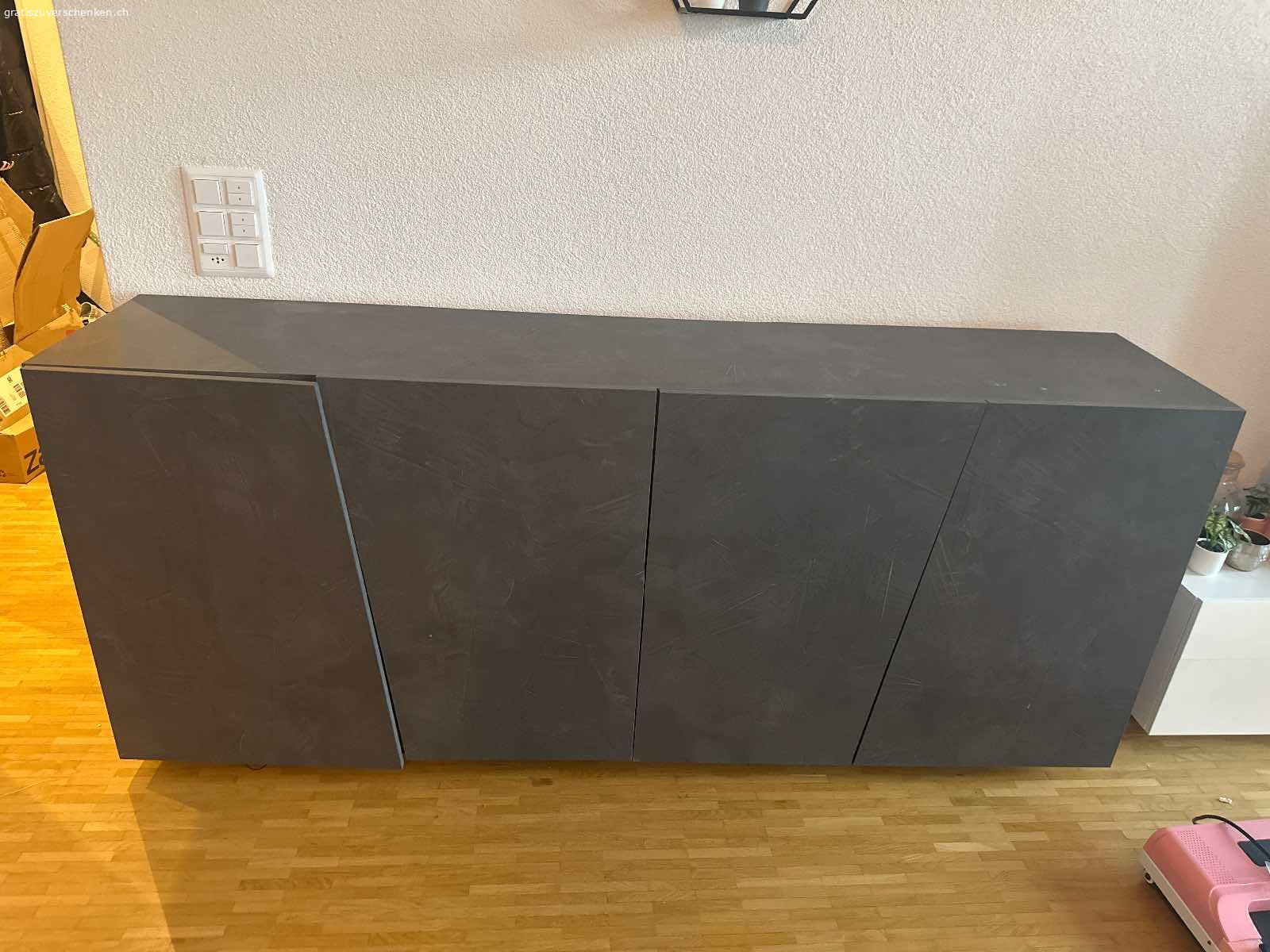 Gratis Sideboard und Lowboard zu haben. Sideboard 200 cm lang, Breite 44cm, Höhe 86 cm
Lowboard:240cm lang, Breite 47 cm, Höhe 52 cm
beides Athrazit farben, im gutem Zustand
zum selber Abbauen und abholen