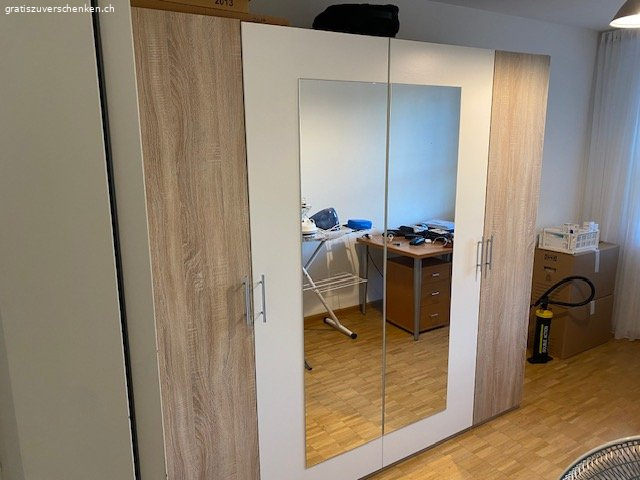 Gratis Spiegelschrank