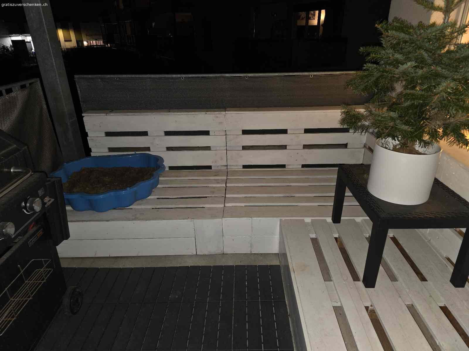 Gratis Terrassenlounge mit Kissen und Kräutergarten. Wir verschenken unsere Lounge mit grau, grünen Kissen und Kräutergarten.
In gutem Zustand, die Lounge muss nochmal gestrichen werden.