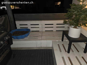 Gratis Terrassenlounge mit Kissen und Kräutergarten. Wir verschenken unsere Lounge mit grau, grünen Kissen und Kräutergarten.
In gutem Zustand, die Lounge muss nochmal gestrichen werden.