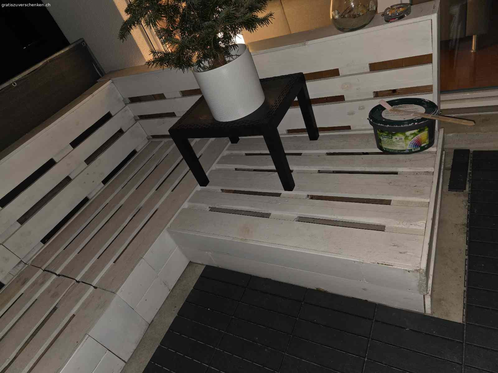 Gratis Terrassenlounge mit Kissen und Kräutergarten. Wir verschenken unsere Lounge mit grau, grünen Kissen und Kräutergarten.
In gutem Zustand, die Lounge muss nochmal gestrichen werden.