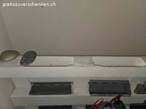 Gratis Terrassenlounge mit Kissen und Kräutergarten. Wir verschenken unsere Lounge mit grau, grünen Kissen und Kräutergarten.
In gutem Zustand, die Lounge muss nochmal gestrichen werden.