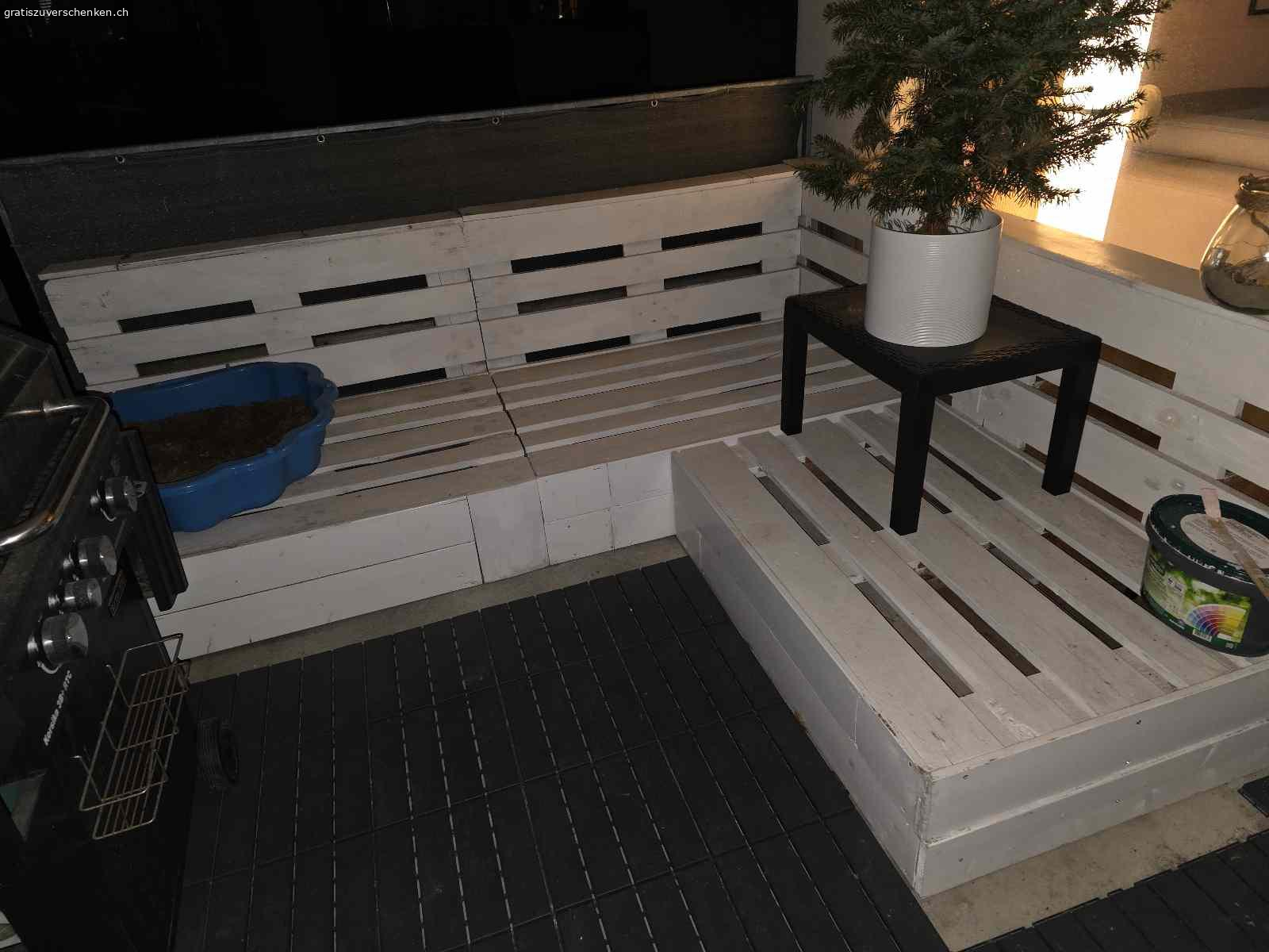 Gratis Terrassenlounge mit Kissen und Kräutergarten. Wir verschenken unsere Lounge mit grau, grünen Kissen und Kräutergarten.
In gutem Zustand, die Lounge muss nochmal gestrichen werden.