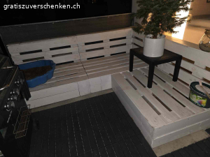 Gratis Terrassenlounge mit Kissen und Kräutergarten. Wir verschenken unsere Lounge mit grau, grünen Kissen und Kräutergarten.
In gutem Zustand, die Lounge muss nochmal gestrichen werden.