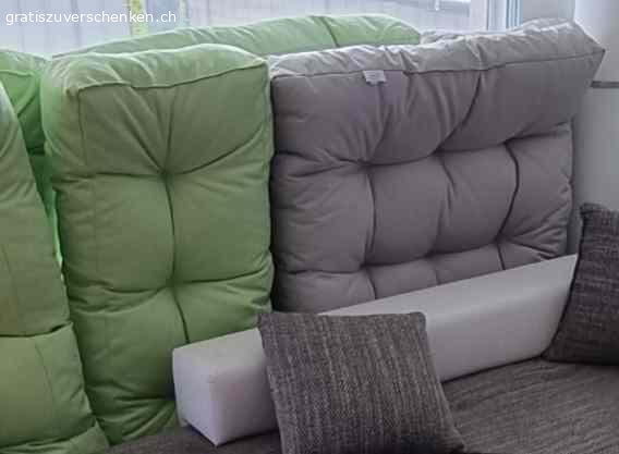Gratis Terrassenlounge mit Kissen und Kräutergarten. Wir verschenken unsere Lounge mit grau, grünen Kissen und Kräutergarten.
In gutem Zustand, die Lounge muss nochmal gestrichen werden.