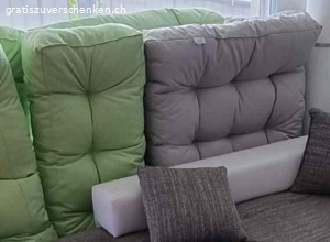 Gratis Terrassenlounge mit Kissen und Kräutergarten. Wir verschenken unsere Lounge mit grau, grünen Kissen und Kräutergarten.
In gutem Zustand, die Lounge muss nochmal gestrichen werden.