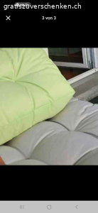 Gratis Terrassenlounge mit Kissen und Kräutergarten. Wir verschenken unsere Lounge mit grau, grünen Kissen und Kräutergarten.
In gutem Zustand, die Lounge muss nochmal gestrichen werden.
