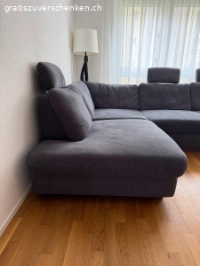 Graues Ecksofa mit Schlaffunktion. Hiermit verschenken ich ein sehr bequemes Ecksofa mit Bettfunktion. Die Arm- und Rückenlehnen sowie die Kopfstütze sind verstellbar. Ausserdem verfügt es über eine integrierte Schublade/Stauraum.
Muss so schnell wie möglich abgeholt werden.

Das sind die Masse des Ecksofas.
Länge 293cm / 213cm
Breite 107cm
Sitzhöhe 43cm
Sitzfläche 55cm / 72cm