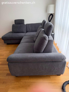Graues Ecksofa mit Schlaffunktion. Hiermit verschenken ich ein sehr bequemes Ecksofa mit Bettfunktion. Die Arm- und Rückenlehnen sowie die Kopfstütze sind verstellbar. Ausserdem verfügt es über eine integrierte Schublade/Stauraum.
Muss so schnell wie möglich abgeholt werden.

Das sind die Masse des Ecksofas.
Länge 293cm / 213cm
Breite 107cm
Sitzhöhe 43cm
Sitzfläche 55cm / 72cm