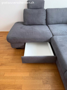 Graues Ecksofa mit Schlaffunktion. Hiermit verschenken ich ein sehr bequemes Ecksofa mit Bettfunktion. Die Arm- und Rückenlehnen sowie die Kopfstütze sind verstellbar. Ausserdem verfügt es über eine integrierte Schublade/Stauraum.
Muss so schnell wie möglich abgeholt werden.

Das sind die Masse des Ecksofas.
Länge 293cm / 213cm
Breite 107cm
Sitzhöhe 43cm
Sitzfläche 55cm / 72cm