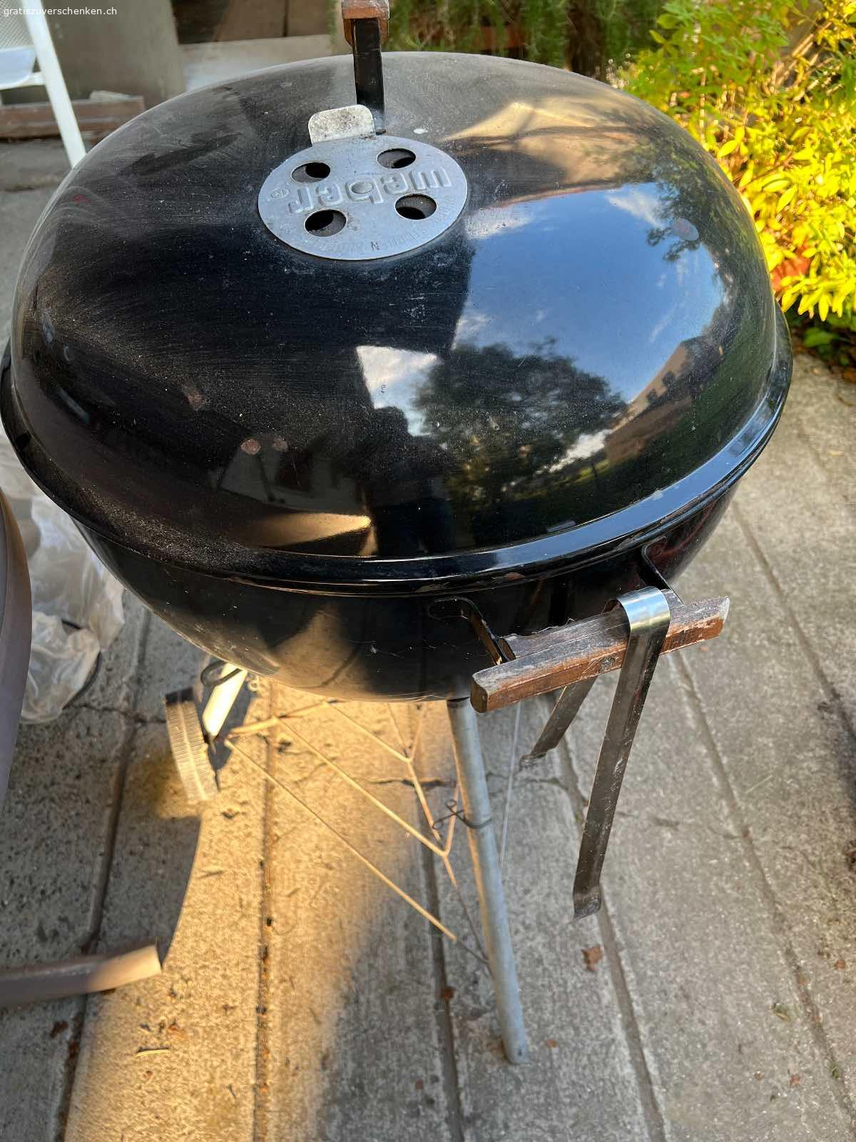 Grill mit Holzkohle betrieben. Bis vor kurzem benützter Aussengrill , mit Holzkohle betrieben. Funktioniert gut