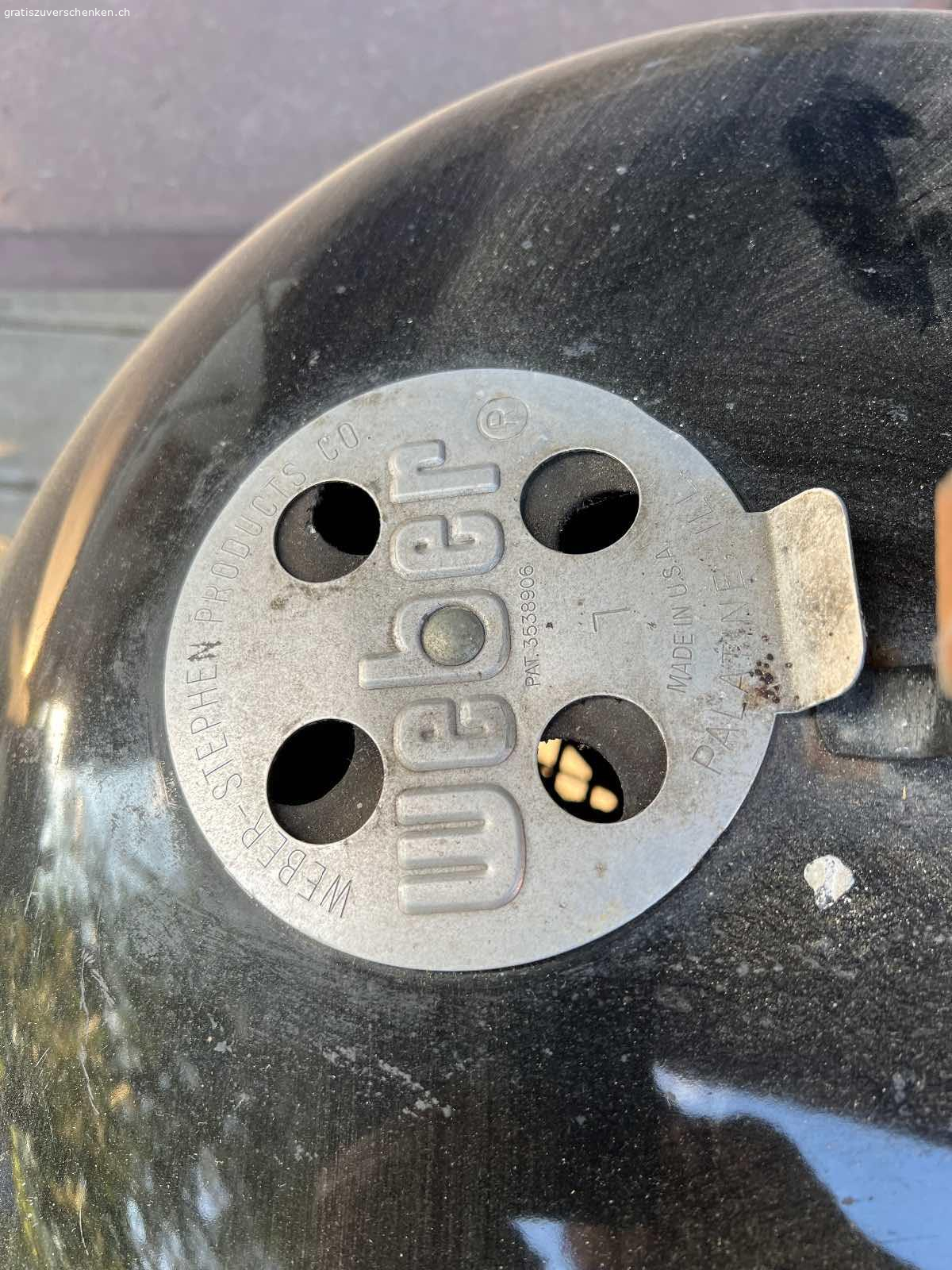 Grill mit Holzkohle betrieben. Bis vor kurzem benützter Aussengrill , mit Holzkohle betrieben. Funktioniert gut