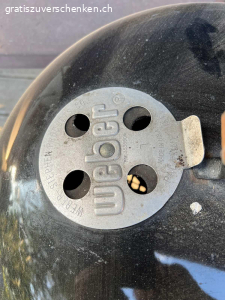 Grill mit Holzkohle betrieben. Bis vor kurzem benützter Aussengrill , mit Holzkohle betrieben. Funktioniert gut