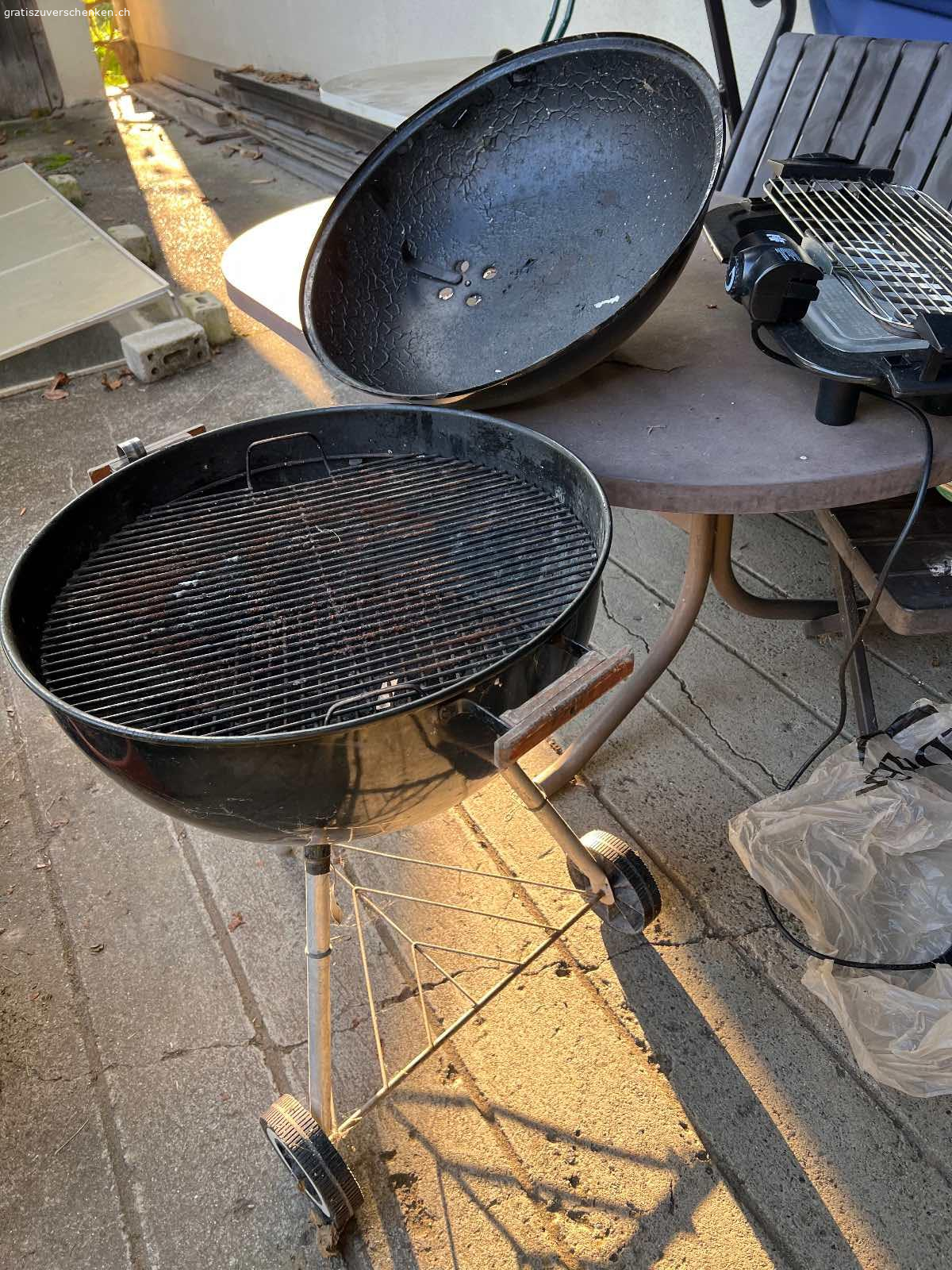 Grill mit Holzkohle betrieben. Bis vor kurzem benützter Aussengrill , mit Holzkohle betrieben. Funktioniert gut