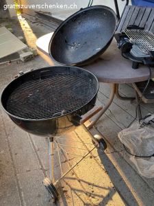 Grill mit Holzkohle betrieben. Bis vor kurzem benützter Aussengrill , mit Holzkohle betrieben. Funktioniert gut