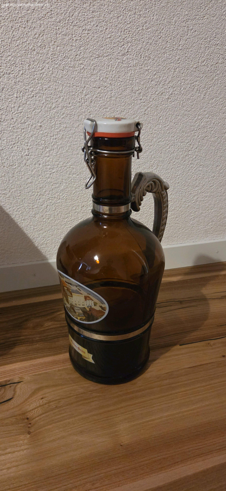 Grosse Zwickel Bierflasche leer. Grosse, leere Zwickel Bierflasche. Zustand tiptop. Nur Abholung. Ich abtworte nur per sms, also Handynummer angeben, sonst gibt es keine Antwort