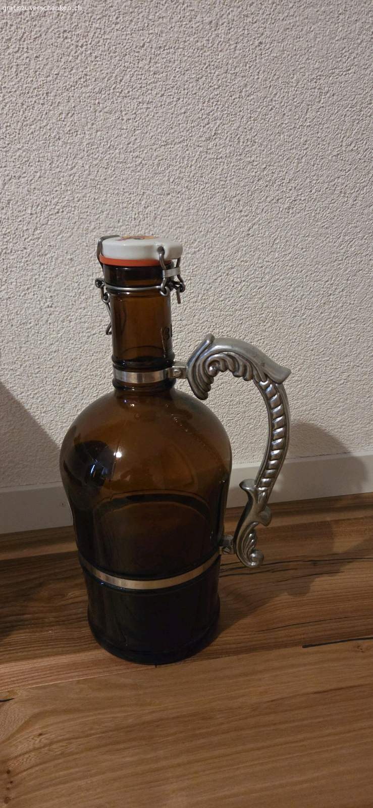 Grosse Zwickel Bierflasche leer. Grosse, leere Zwickel Bierflasche. Zustand tiptop. Nur Abholung. Ich abtworte nur per sms, also Handynummer angeben, sonst gibt es keine Antwort