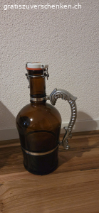 Grosse Zwickel Bierflasche leer. Grosse, leere Zwickel Bierflasche. Zustand tiptop. Nur Abholung. Ich abtworte nur per sms, also Handynummer angeben, sonst gibt es keine Antwort