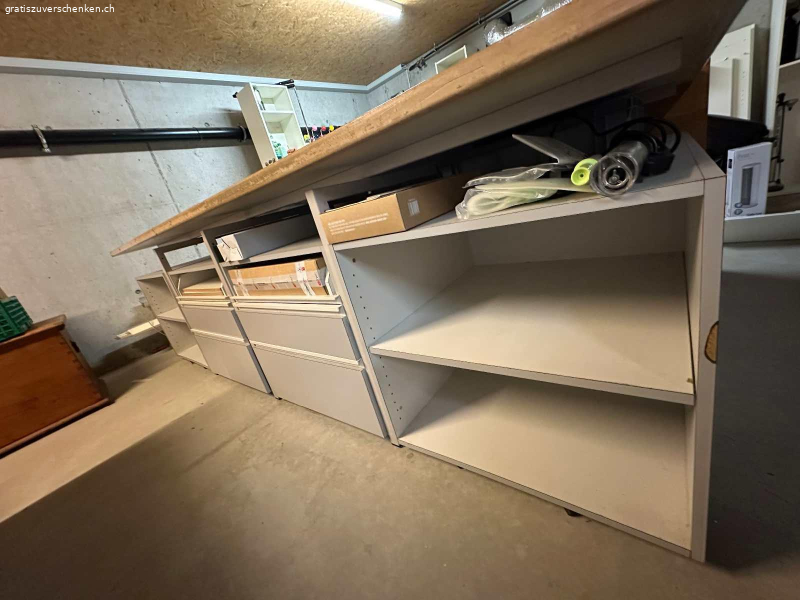 Grosser Basteltisch mit viel Stauraum