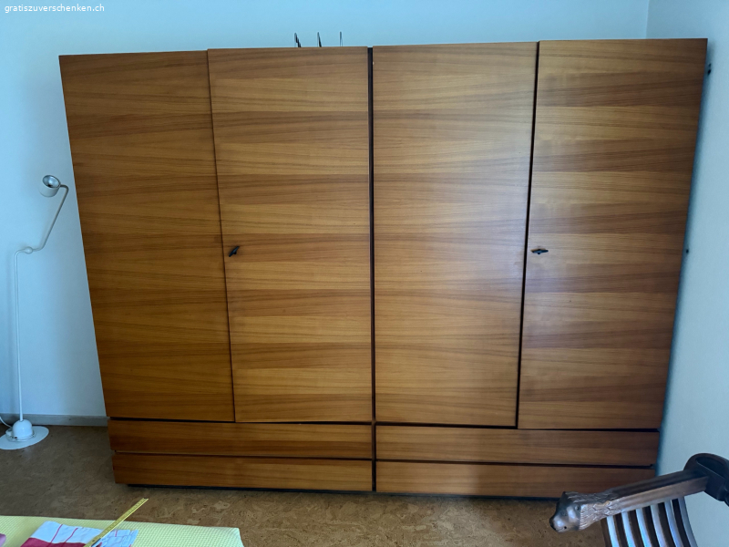 Grosser Kleiderschrank Holzoptik