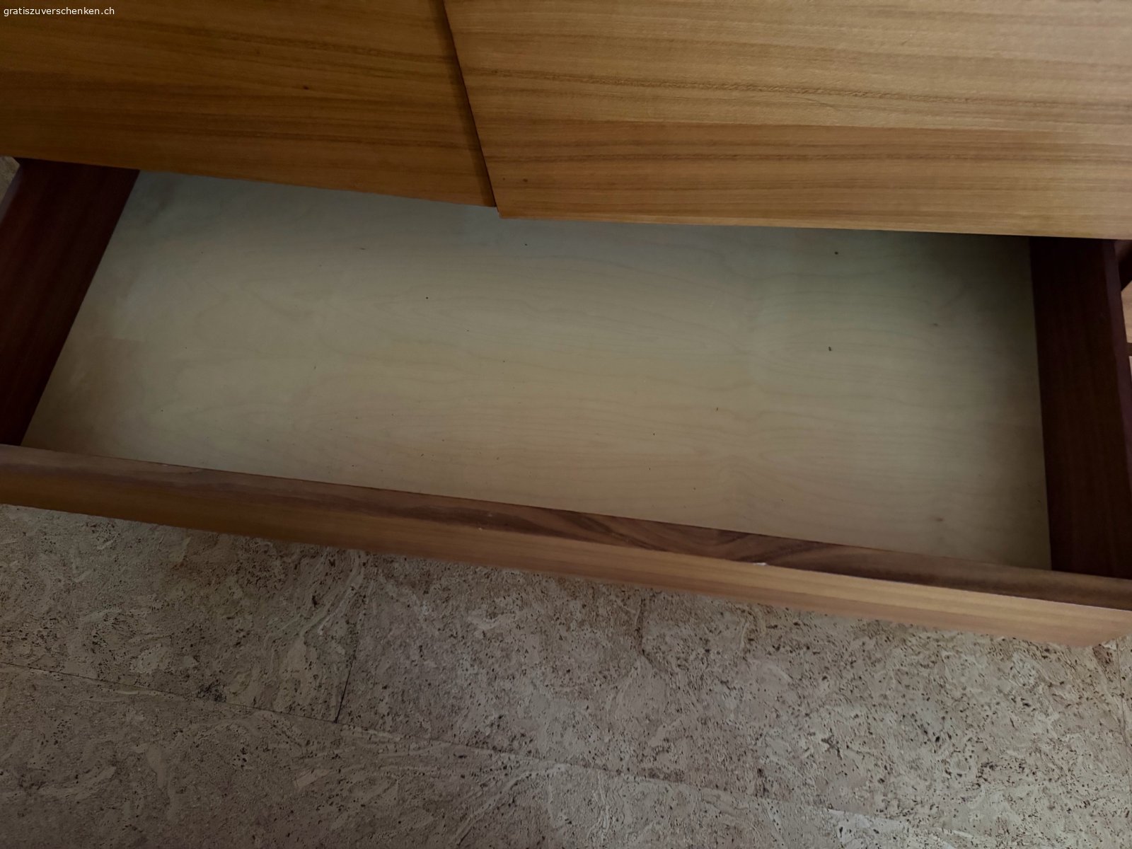 Grosser Kleiderschrank Holzoptik. Kleiderschrank aus Holz in gebrauchtem Zustand. Der Schrank bietet viel Stauraum mit Kleiderstangen und Regalfächern. Die Masse betragen 190 cm Höhe, 238 cm Breite und 58 cm Tiefe. Die Schubladen sind mit einer auffälligen Einlage versehen. Leichte Gebrauchsspuren sind dem Alter entsprechend vorhanden. Der Artikel ist voll funktionsfähig und sofort einsatzbereit. Abholung durch Käuferschaft in 3800 Matten b. Interlaken.