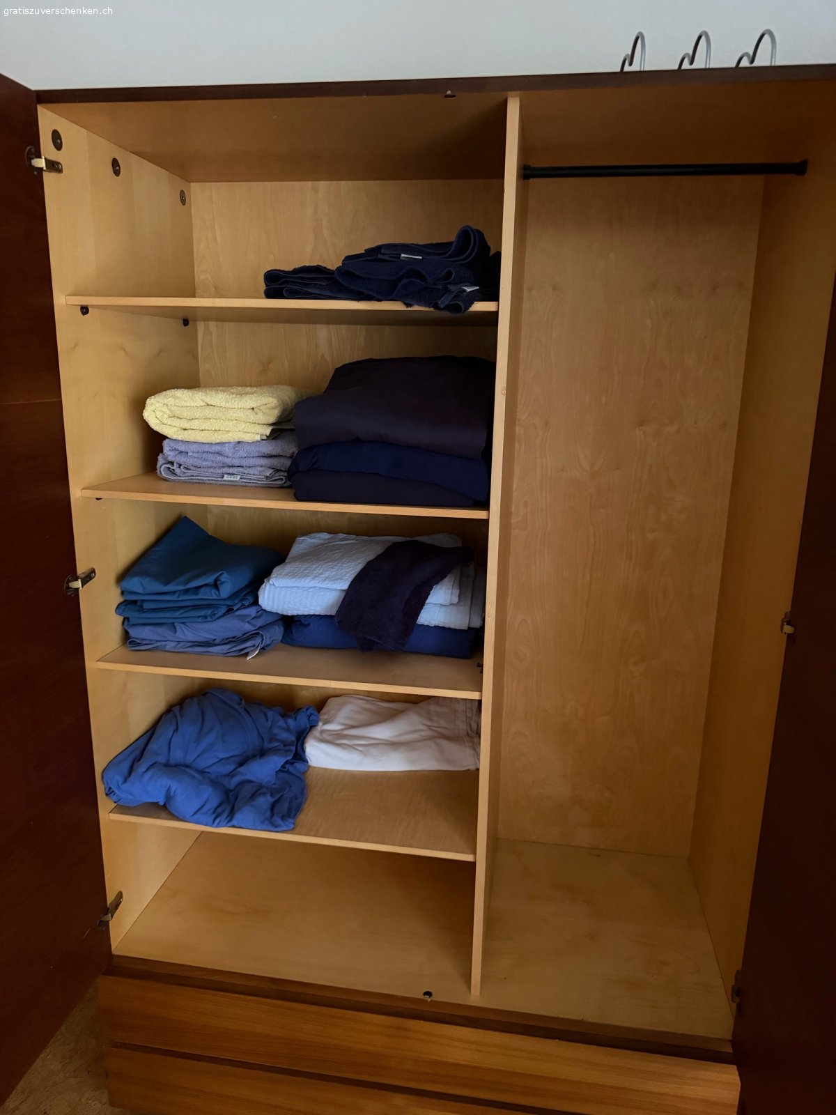 Grosser Kleiderschrank Holzoptik. Kleiderschrank aus Holz in gebrauchtem Zustand. Der Schrank bietet viel Stauraum mit Kleiderstangen und Regalfächern. Die Masse betragen 190 cm Höhe, 238 cm Breite und 58 cm Tiefe. Die Schubladen sind mit einer auffälligen Einlage versehen. Leichte Gebrauchsspuren sind dem Alter entsprechend vorhanden. Der Artikel ist voll funktionsfähig und sofort einsatzbereit. Abholung durch Käuferschaft in 3800 Matten b. Interlaken.