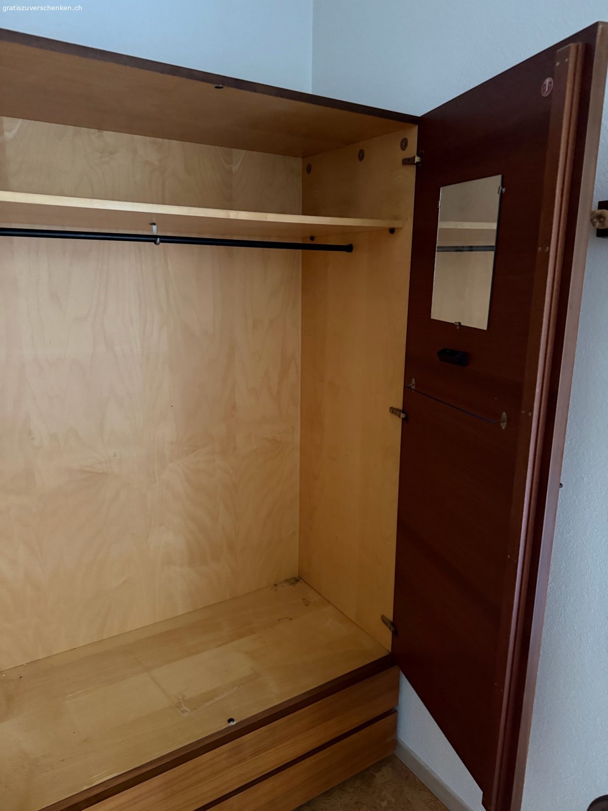 Grosser Kleiderschrank Holzoptik. Kleiderschrank aus Holz in gebrauchtem Zustand. Der Schrank bietet viel Stauraum mit Kleiderstangen und Regalfächern. Die Masse betragen 190 cm Höhe, 238 cm Breite und 58 cm Tiefe. Die Schubladen sind mit einer auffälligen Einlage versehen. Leichte Gebrauchsspuren sind dem Alter entsprechend vorhanden. Der Artikel ist voll funktionsfähig und sofort einsatzbereit. Abholung durch Käuferschaft in 3800 Matten b. Interlaken.