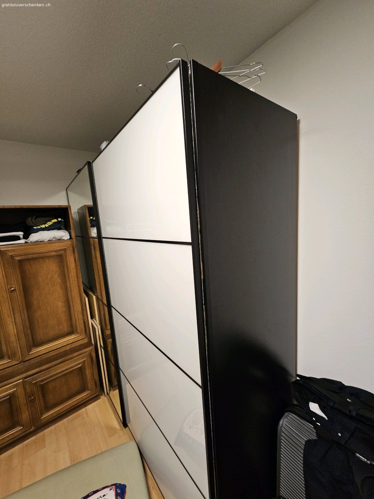 Grosser Kleiderschrank mit Schiebetü. Bitte kontaktieren für Reservation/Fragen per SMS oder WhatsApp

Geräumiger Kleiderschrank sucht ein neues Zuhause! Dieser praktische Schrank bietet mit seinen Massen von 200 cm (Höhe) x 200 cm (Breite) x 65 cm (Tiefe) viel Stauraum für Ihre Kleidung und mehr. Die weissen Fronten mit den schwarzen Linien verleihen ihm ein modernes Aussehen. Der Schrank ist wenig gebraucht, in gutem Zustand und voll funktionsfähig. Ohne Kleider und Mickey Mouse natürlich^^

Muss selber abgebaut und abgeholt werden in 8330 Pfäffikon