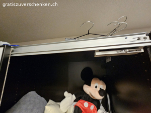Grosser Kleiderschrank mit Schiebetü