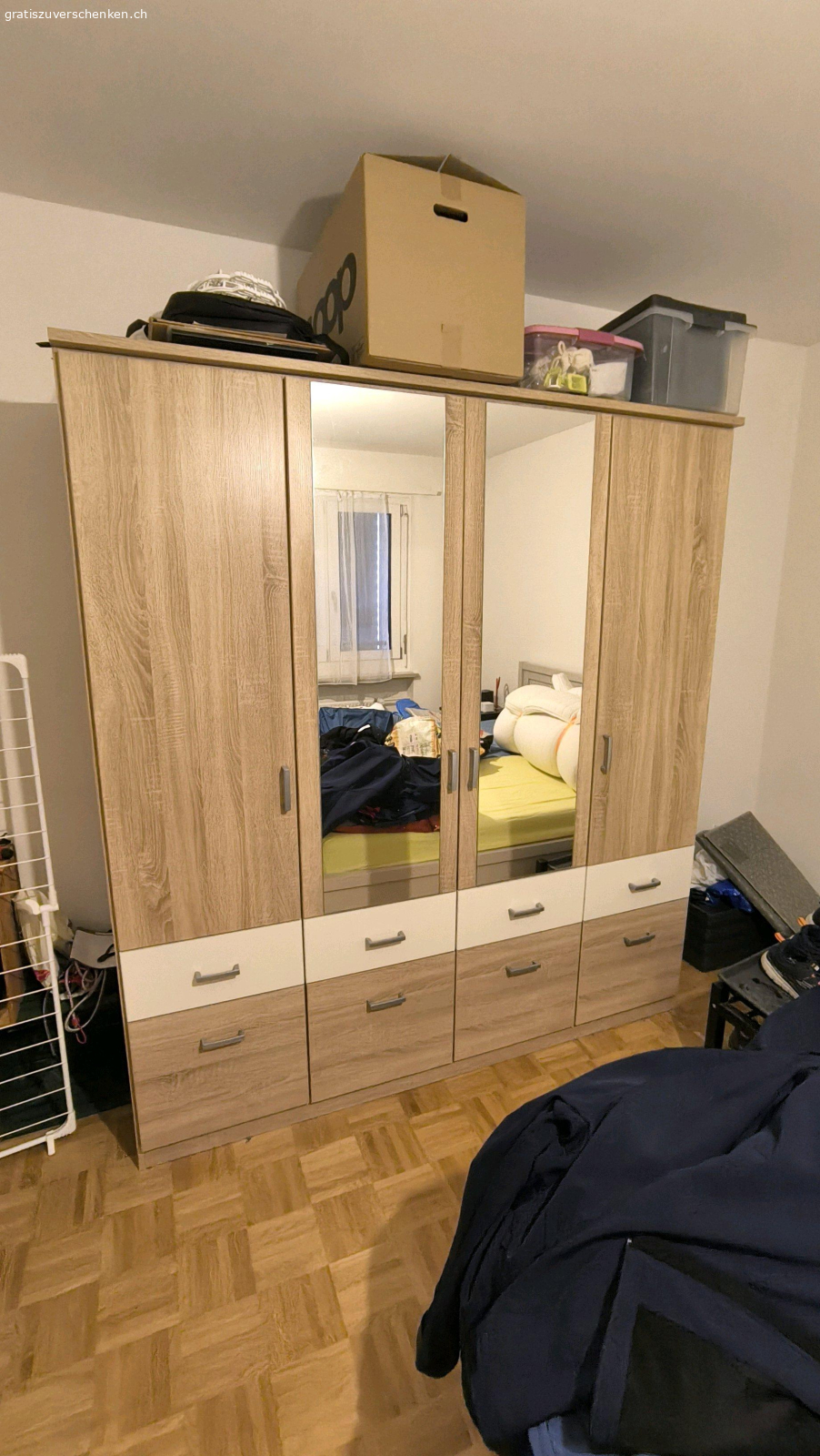 Grosser Kleiderschrank. Grosser Kleiderschrank
bei den Spiegeltüren ist Platz zum Kleidung aufzuhängen und bei den Äusseren hat es je 2 Tablare 
bitte nur sms/WhatsApp oder E-Mail keine Anrufe
Schrank sollte so schnell wie möglich abgeholt werden bis spätestens 13.03.!