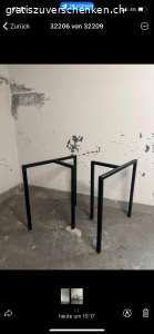 Grosser, moderner Glastisch—minimalistisch—mit Metallböckli