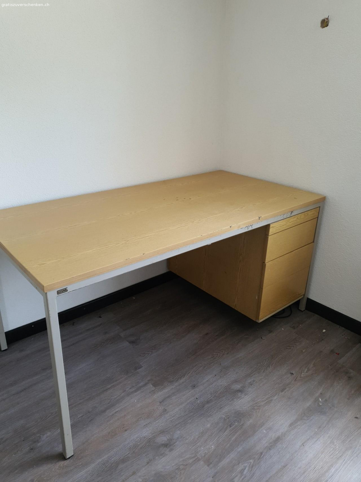 Grosser Schreibtisch. stabiler Schreibtisch oder Werktisch 
Ideal zum Basteln oder Werken