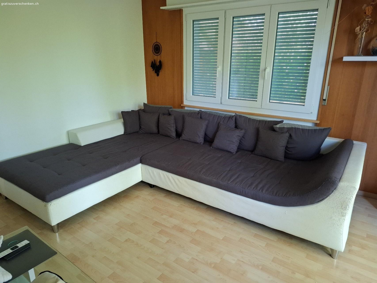 Grosses Sofa mit Gebrauchsspuren. Wegen Umzug gratis abzugeben.
8 jähriges sofa welches auch unsere Katzen sehr mögen. Es hat ziemlich starke Gebrauchsspuren vom Krallen wetzen. Ansonsten aber sehr bequem, inkl. sehr viele Kissen.
Evtl. Dient das Sofa jemandem ? 
Es müsste abgeholt werden zwischen 22.06.2025 und 29.06.2025
