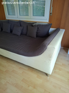 Grosses Sofa mit Gebrauchsspuren. Wegen Umzug gratis abzugeben.
8 jähriges sofa welches auch unsere Katzen sehr mögen. Es hat ziemlich starke Gebrauchsspuren vom Krallen wetzen. Ansonsten aber sehr bequem, inkl. sehr viele Kissen.
Evtl. Dient das Sofa jemandem ? 
Es müsste abgeholt werden zwischen 22.06.2025 und 29.06.2025
