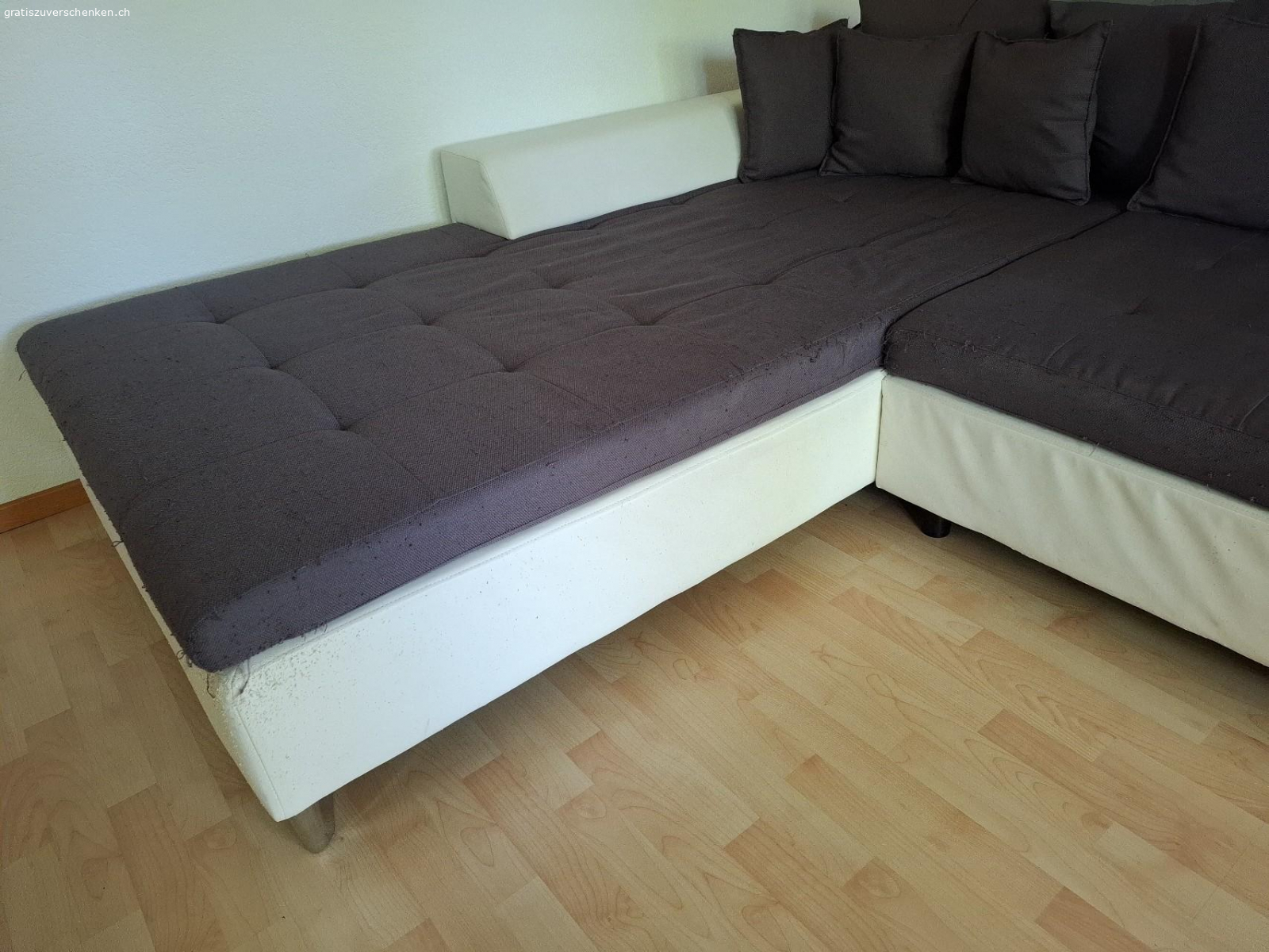 Grosses Sofa mit Gebrauchsspuren. Wegen Umzug gratis abzugeben.
8 jähriges sofa welches auch unsere Katzen sehr mögen. Es hat ziemlich starke Gebrauchsspuren vom Krallen wetzen. Ansonsten aber sehr bequem, inkl. sehr viele Kissen.
Evtl. Dient das Sofa jemandem ? 
Es müsste abgeholt werden zwischen 22.06.2025 und 29.06.2025