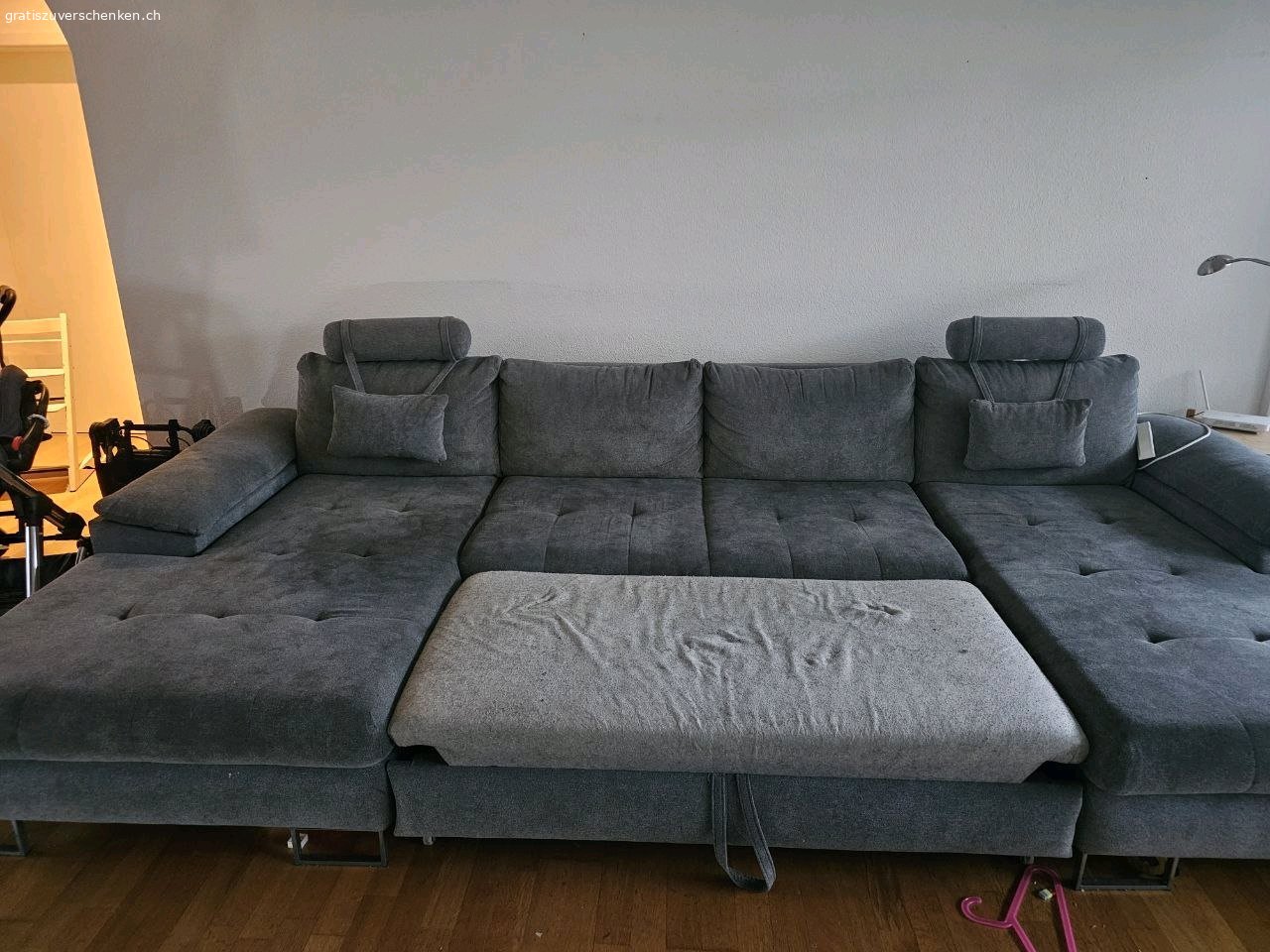 Grosses U-Sofa zu verschenken. Ich verschenke wegen Umzug ein grosses U-Sofa. Es hat zwei 2 Aufbewahrungskästen. Es ist sehr bequem. Es ist 3 1/2 Jahre alt. Es hat einige Flecken und muss selber gereinigt werden aber keine Beschädigungen. Aus Tierhaushalt. 
Breite: 352 cm
Länge: 170 cm
Höhe: 98 cm
Muss zwischen 26. und 28. Juni abgeholt werden.