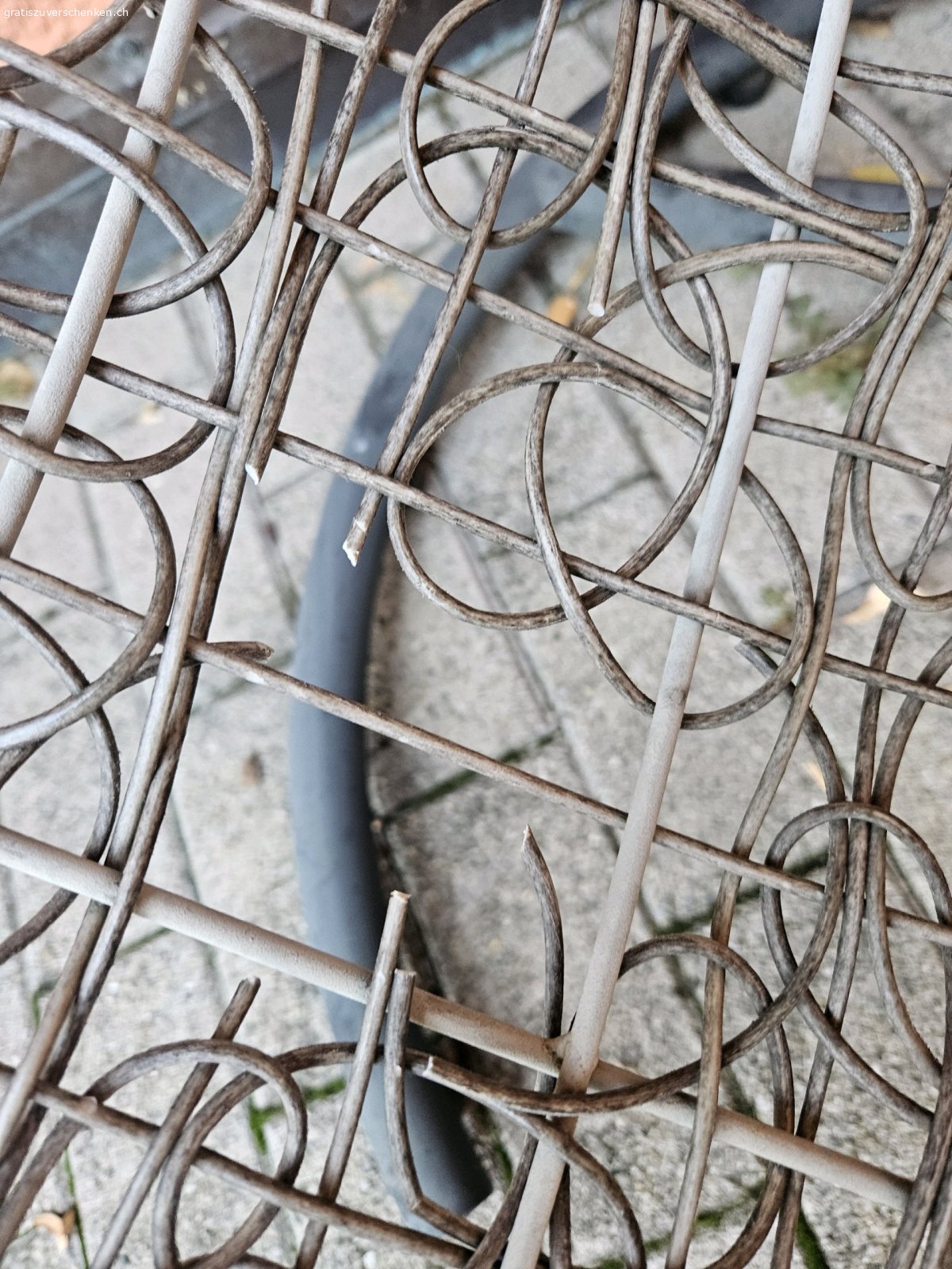 Hängekorb...vom Hagelgetroffen. Hägekorb vom Hagel getroffen
Korb hat einige einschläge man kann noch Sitzen.
-----------------------------------------
Höhe ca.195cm gestell
Korb breite unten ca.90cm
------------------------------------------
Gestell ist leider jetzt Matt.
Weiss nicht ob ich es nach 6 Jahren noch auseinander bringe.
-------------------------------------------
Kissen wurde nie im Regen gelassen kann man Waschen sie Bild mit Reisverschluss.
‐------------------------------------------
Bei intresse schnell abholen..