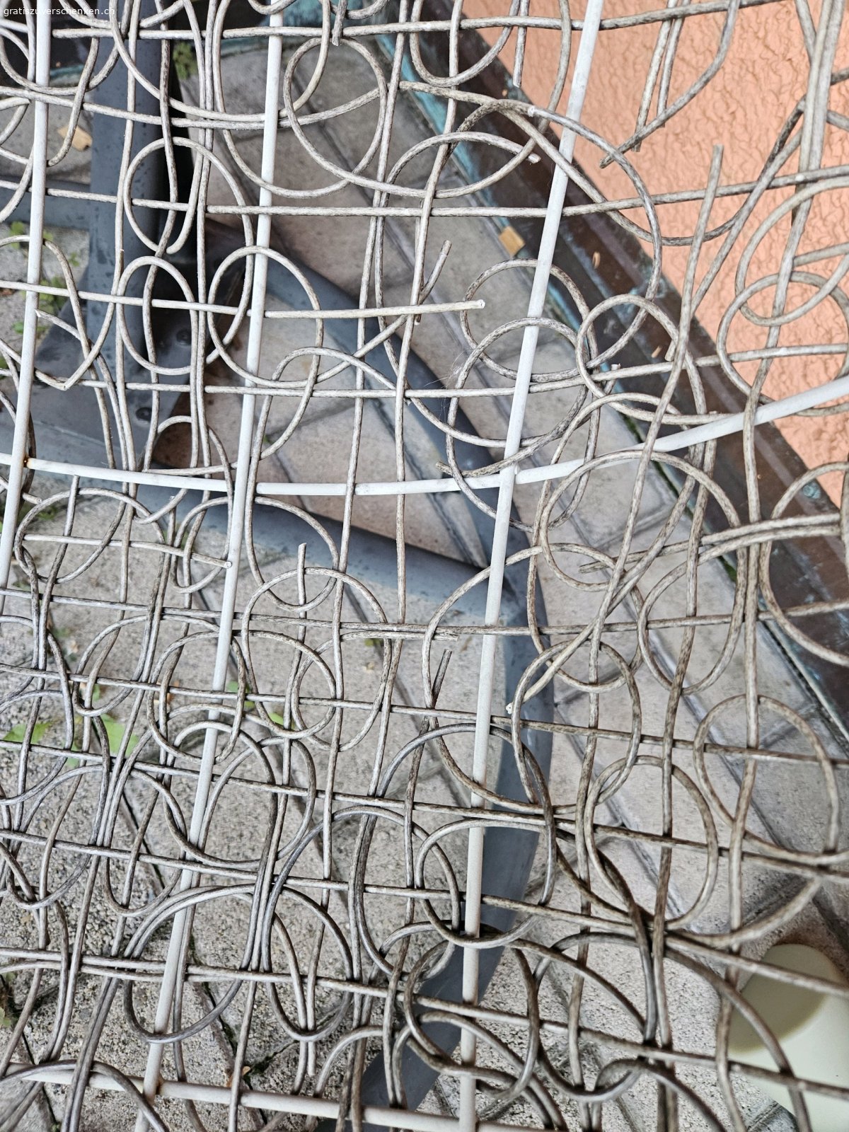 Hängekorb...vom Hagelgetroffen. Hägekorb vom Hagel getroffen
Korb hat einige einschläge man kann noch Sitzen.
-----------------------------------------
Höhe ca.195cm gestell
Korb breite unten ca.90cm
------------------------------------------
Gestell ist leider jetzt Matt.
Weiss nicht ob ich es nach 6 Jahren noch auseinander bringe.
-------------------------------------------
Kissen wurde nie im Regen gelassen kann man Waschen sie Bild mit Reisverschluss.
‐------------------------------------------
Bei intresse schnell abholen..