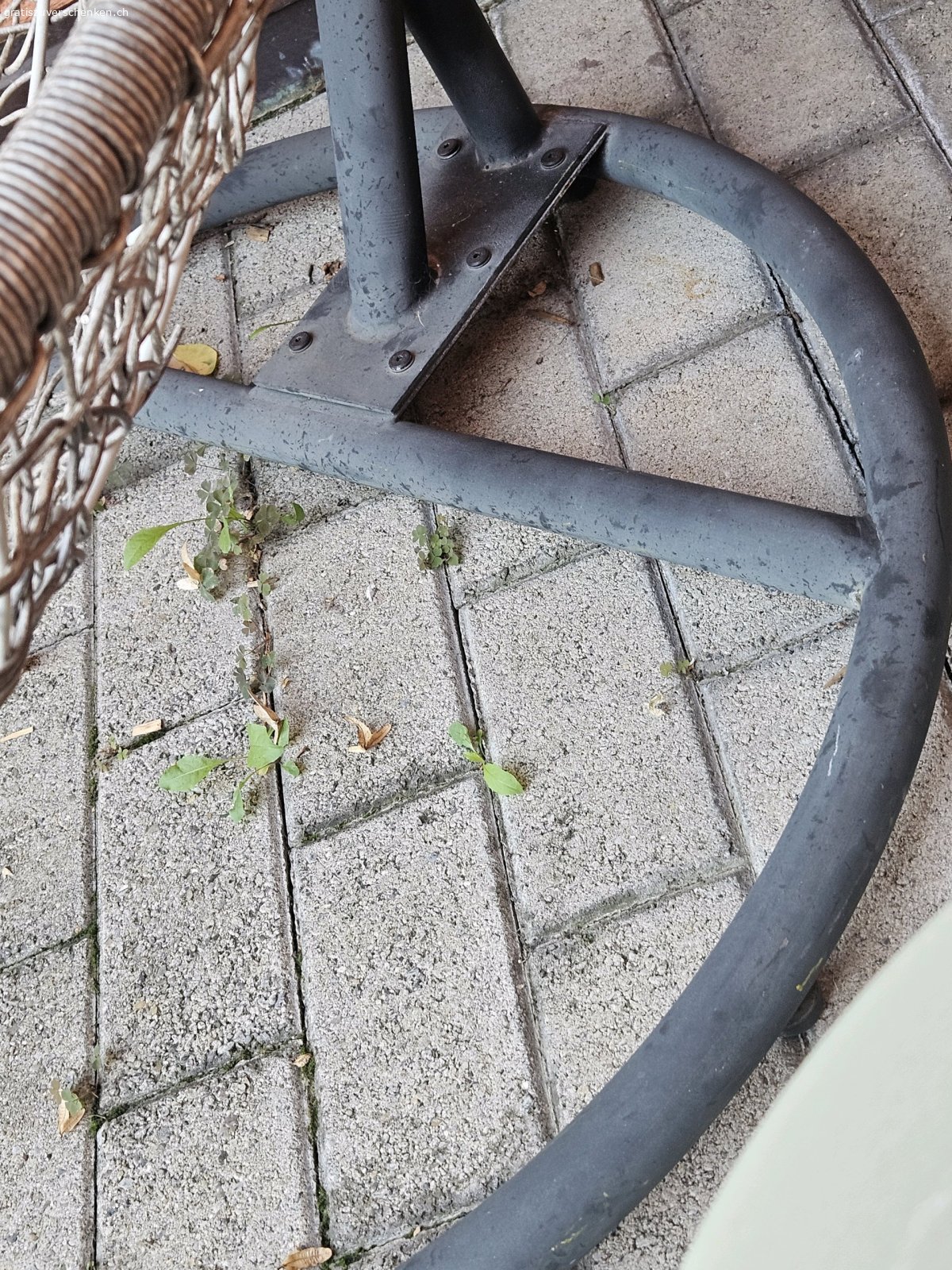 Hängekorb...vom Hagelgetroffen. Hägekorb vom Hagel getroffen
Korb hat einige einschläge man kann noch Sitzen.
-----------------------------------------
Höhe ca.195cm gestell
Korb breite unten ca.90cm
------------------------------------------
Gestell ist leider jetzt Matt.
Weiss nicht ob ich es nach 6 Jahren noch auseinander bringe.
-------------------------------------------
Kissen wurde nie im Regen gelassen kann man Waschen sie Bild mit Reisverschluss.
‐------------------------------------------
Bei intresse schnell abholen..