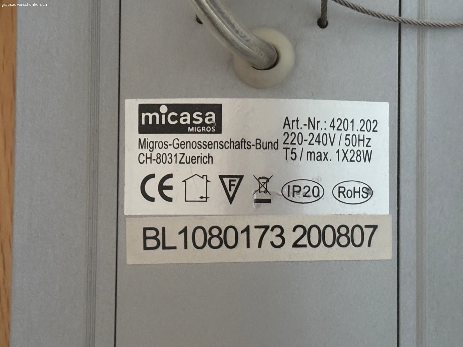Hängeleuchte Büro. Die Leuchtstoff-Hängelampe hing im Büro. In der neuen Wohnung passt sie leider nicht mehr.
Die Leuchtstoffröhre T5 kann man heute gegen ein LED-Leuchtmittel ersetzen.
Leider kein Foto von montierter Leuchte vorhanden.
Masse:
Länge 183 cm
Breite 10 cm
Höhe 3,5 cm