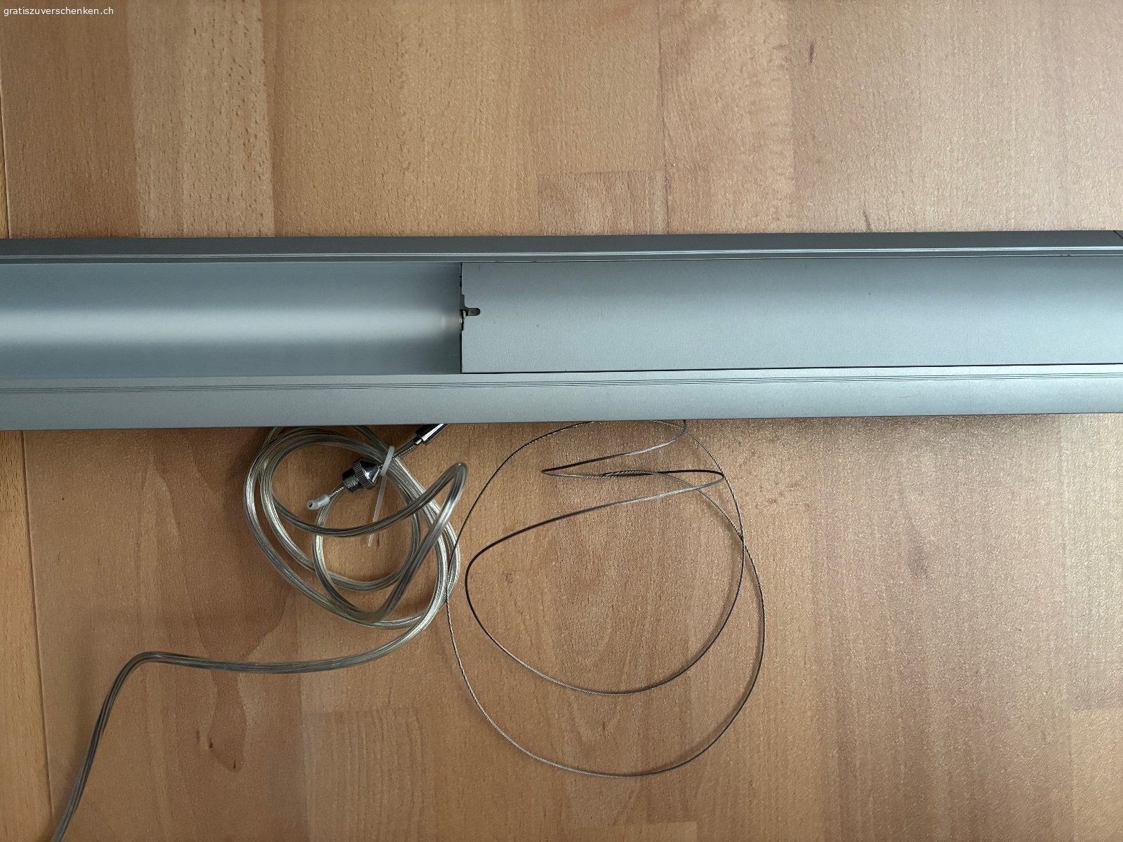 Hängeleuchte Büro. Die Leuchtstoff-Hängelampe hing im Büro. In der neuen Wohnung passt sie leider nicht mehr.
Die Leuchtstoffröhre T5 kann man heute gegen ein LED-Leuchtmittel ersetzen.
Leider kein Foto von montierter Leuchte vorhanden.
Masse:
Länge 183 cm
Breite 10 cm
Höhe 3,5 cm