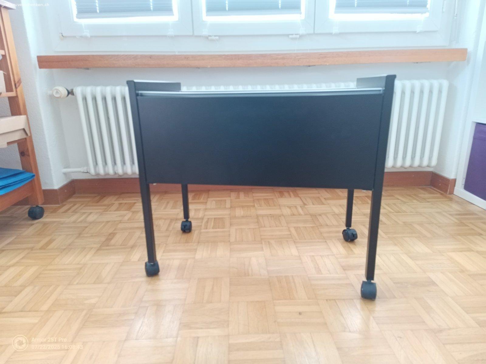 Hängemappenwagen / Hängeregisterwagen (3x). Hängemappenwagen / Hängeregisterwagen

Breite 65.5 cm
Höhe 59.2 cm 
Tiefe 36.8 cm

- Vier Doppelschwenkrollen, davon 2 arretierbar
- Platz für ca. 80 Hängemappen
- Material: Stahl (expoidharzbeschichtet, dadurch unempfindlich gegen Kratzer

3 Stück abzugeben.

Nur Abholung in 8134 Adliswil 

Bei Interesse bitte mögliche Abholtermine angeben