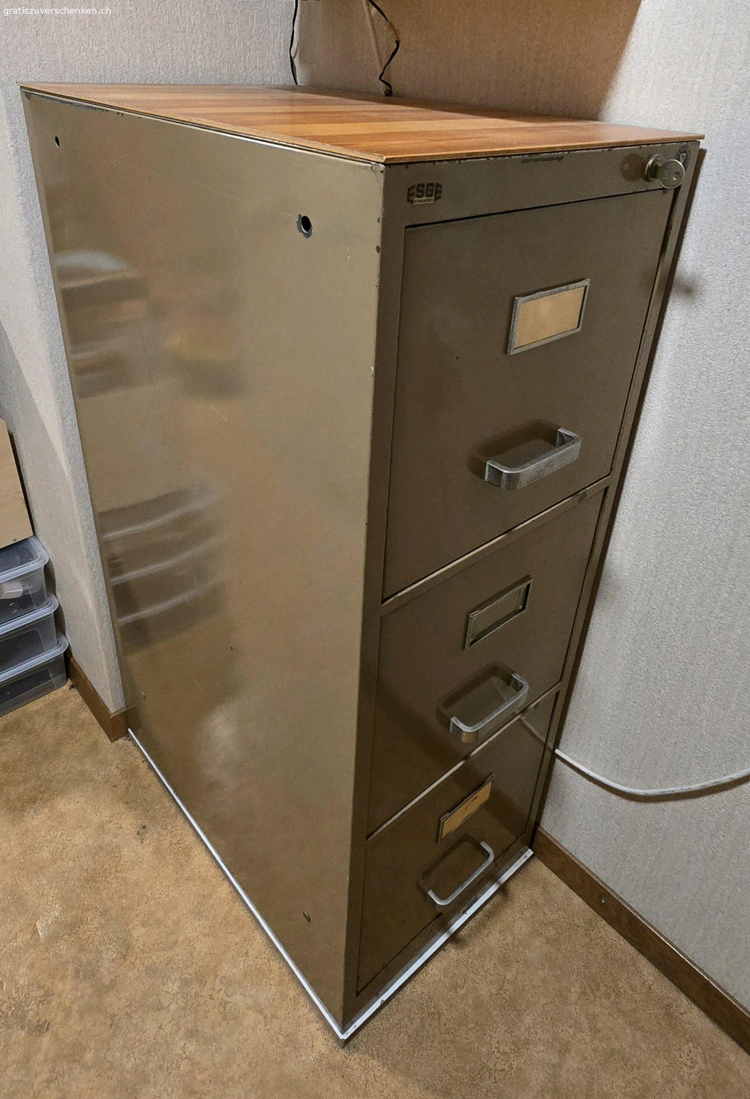 Hängeregister-Schrank. Hangeregister-Schrank
Grösse ca. T=67cm B=42cm H=113cm
mit vielen Hängeregister.

Muss in Brienz abgeholt werden.