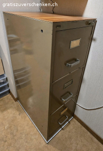 Hängeregister-Schrank. Hangeregister-Schrank
Grösse ca. T=67cm B=42cm H=113cm
mit vielen Hängeregister.

Muss in Brienz abgeholt werden.