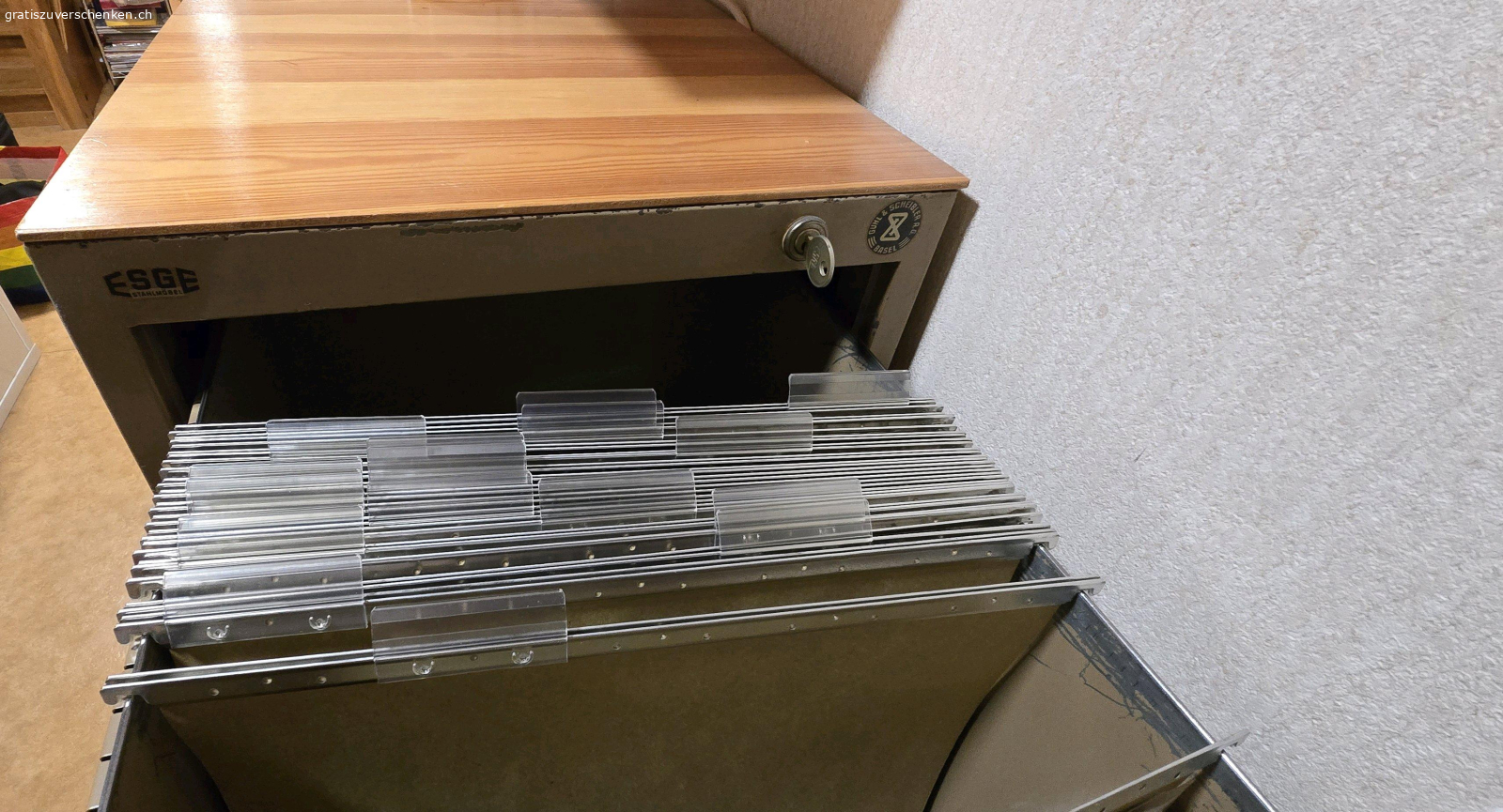 Hängeregister-Schrank. Hangeregister-Schrank
Grösse ca. T=67cm B=42cm H=113cm
mit vielen Hängeregister.

Muss in Brienz abgeholt werden.