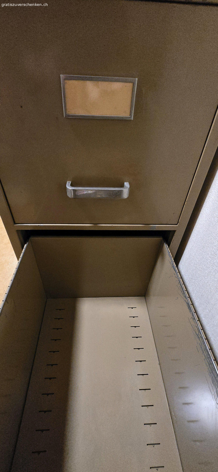 Hängeregister-Schrank. Hangeregister-Schrank
Grösse ca. T=67cm B=42cm H=113cm
mit vielen Hängeregister.

Muss in Brienz abgeholt werden.